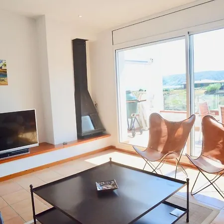 Beachfront Duplex With Terrace And Sea Views - Feriehus *