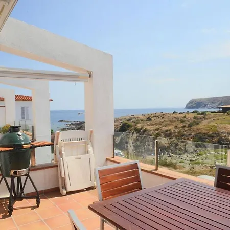 Beachfront Duplex With Terrace And Sea Views - Nyaraló Cadaqués